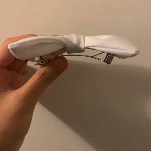 Cute white bow!! - Picture 2 of 3
